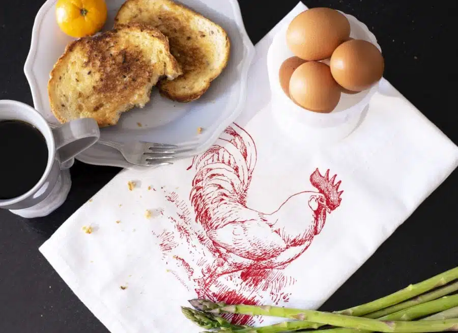 Rooster towel with breakfast