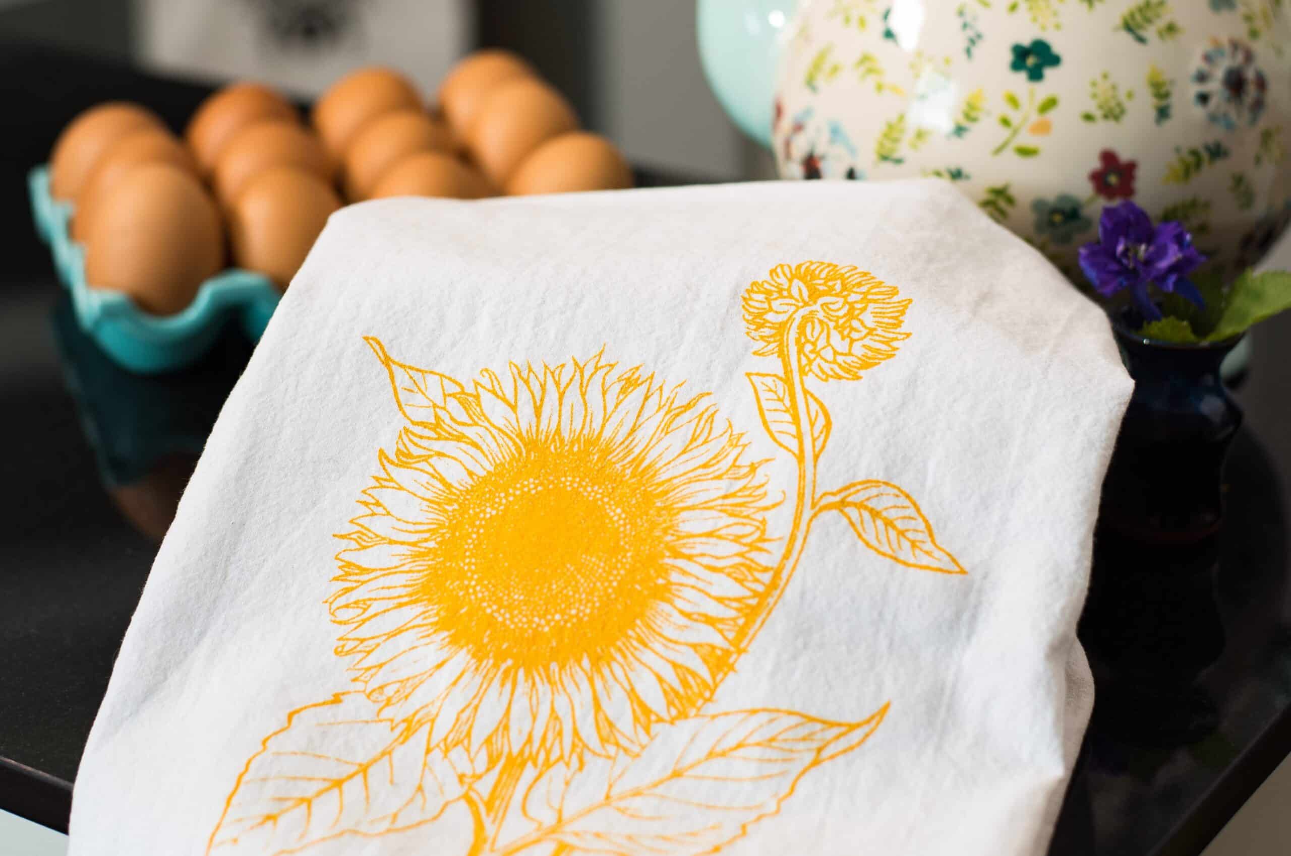 FLORA TEA TOWEL BEE – Brianne's Boutique