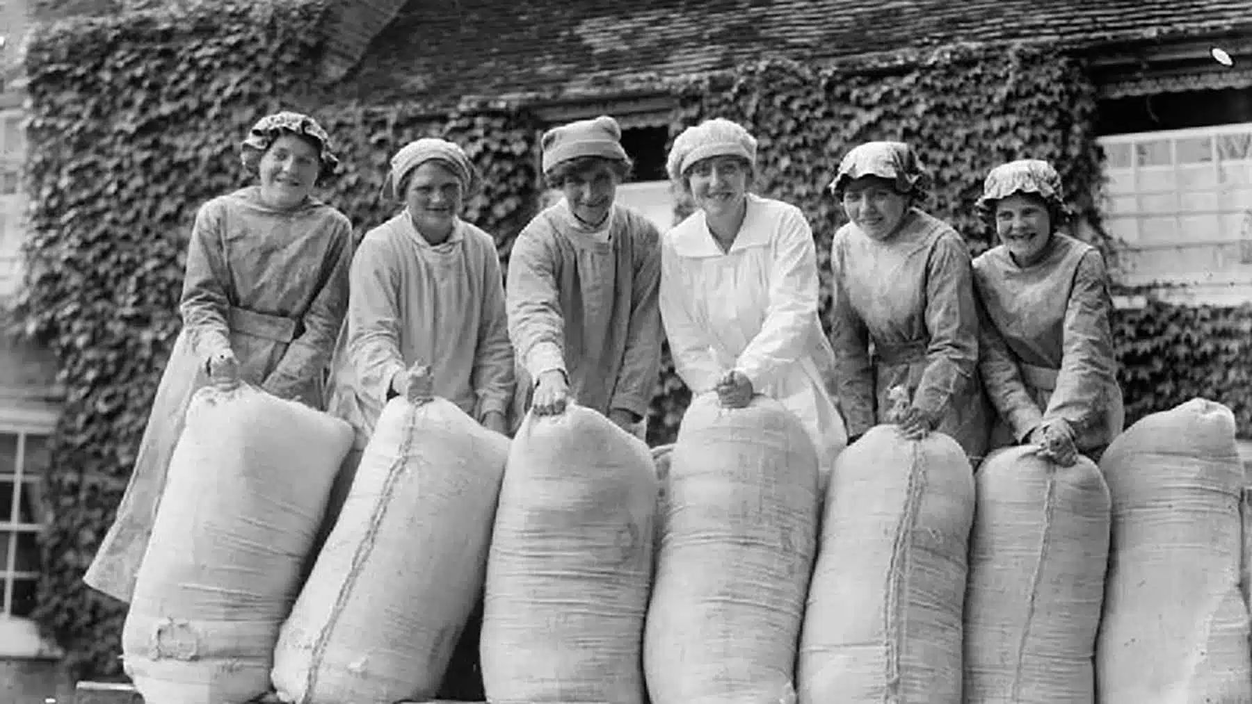 Women workers with flour sacks at British mill during the First World War (Wikimedia)
